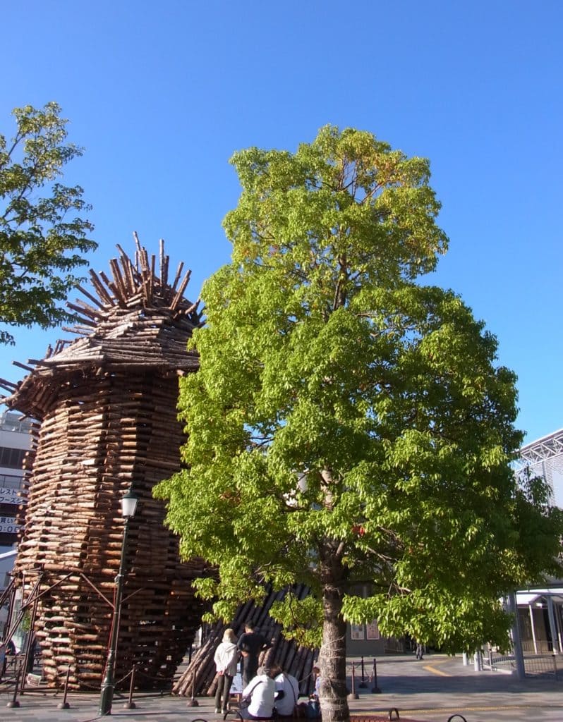 よっちゃばれ広場のモニュメント