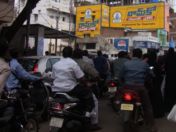 インドの踏切待ちの様子