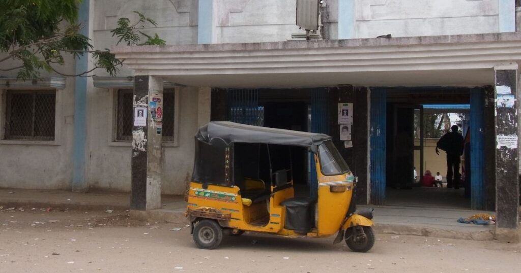 インドの三輪タクシー オートリクシャー