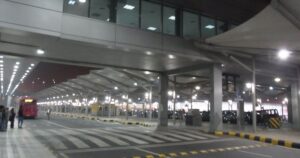 ニューデリー空港前