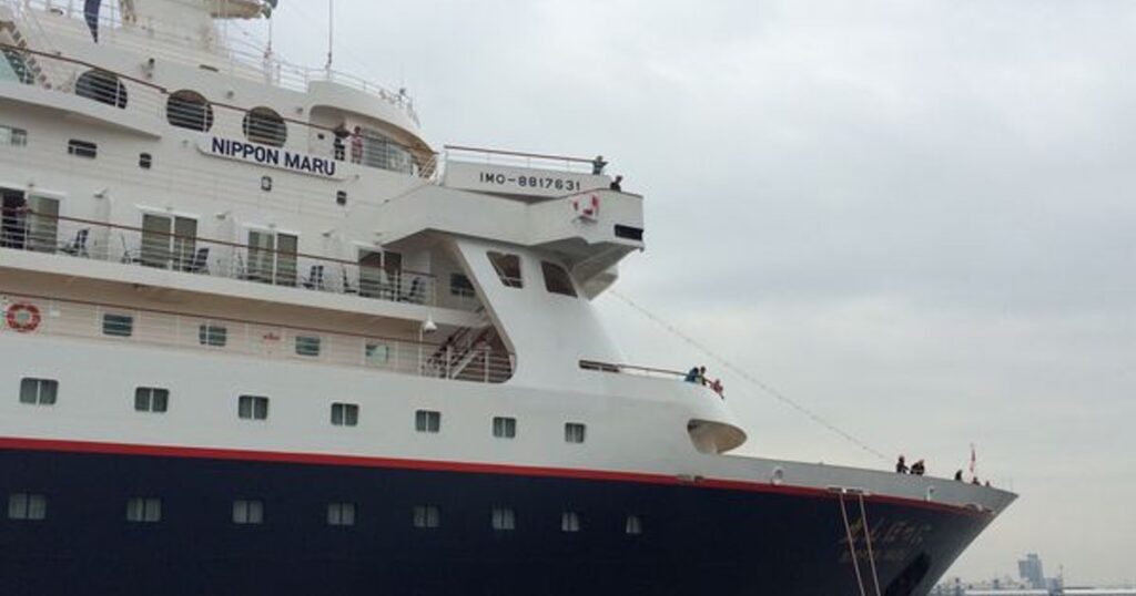 にっぽん丸の小笠原クルージングでスティールパンを演奏