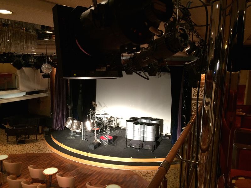 にっぽん丸の小笠原クルージングでスティールパンを演奏2