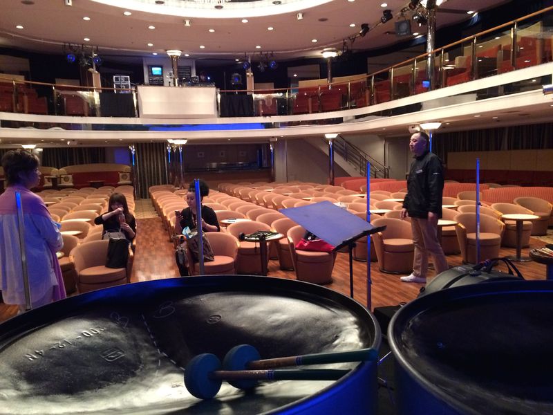 にっぽん丸の小笠原クルージングでスティールパンを演奏3