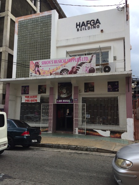 トリニダードの楽器屋サイモン